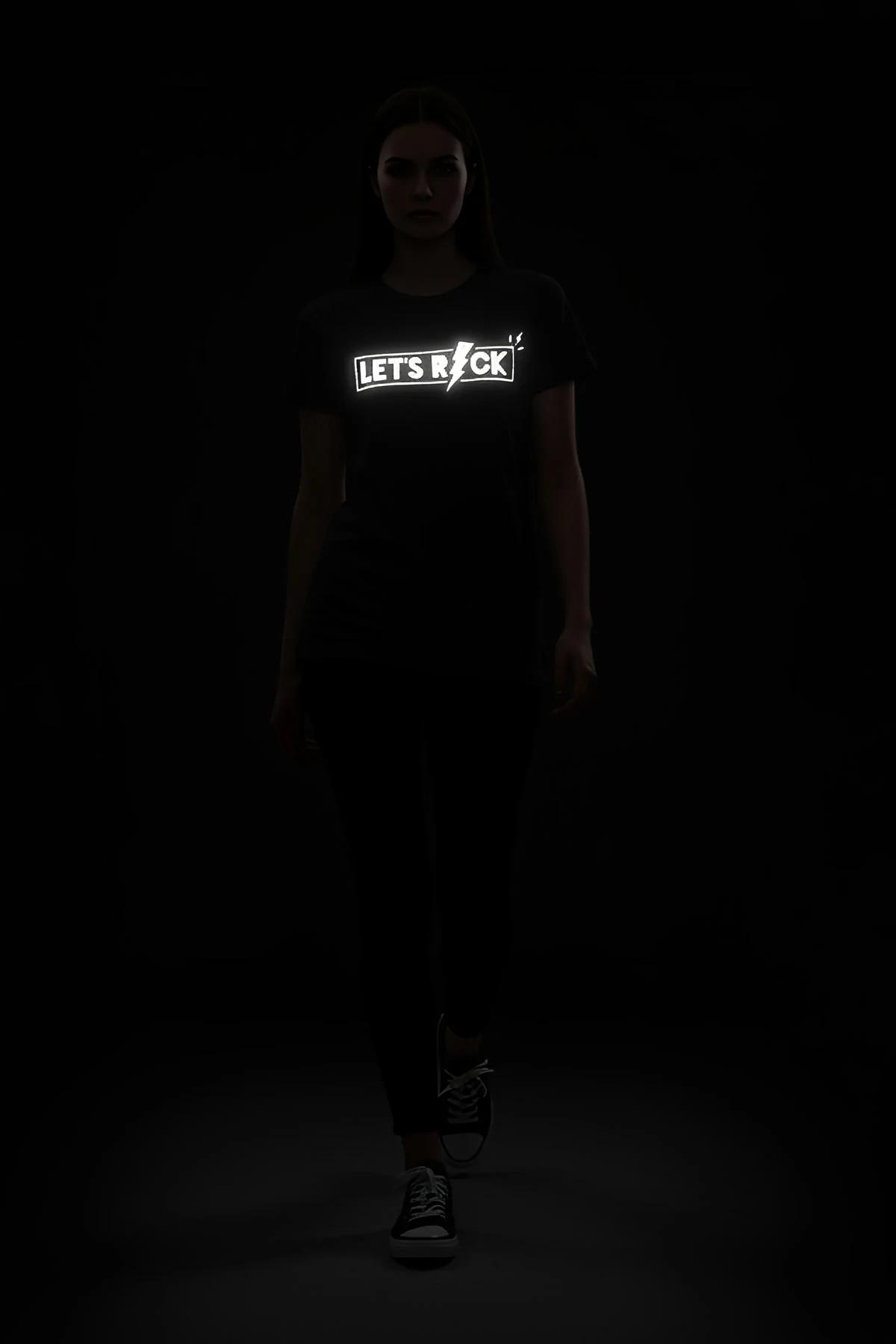 LET'S ROCK şimşek ikonlu reflektör baskılı siyah oversize tişört, ışık altında parlayan ön baskı, model üzerinde