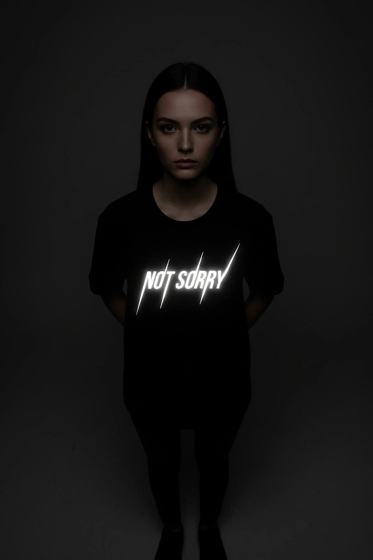 NOT SORRY reflektörlü ön baskılı siyah oversize tişört karanlıkta parlayan görünüm