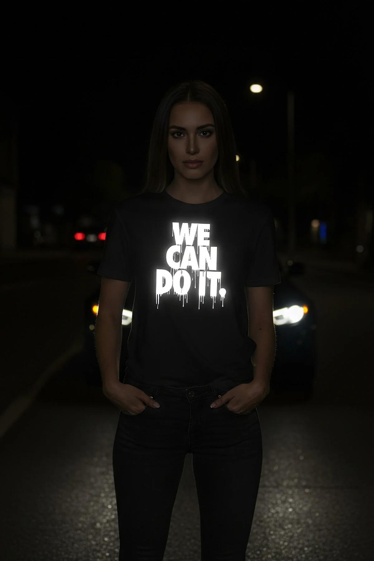 WE CAN DO IT. drip reflektör baskılı siyah oversize tişört, ön görünüm karanlıkta parlama