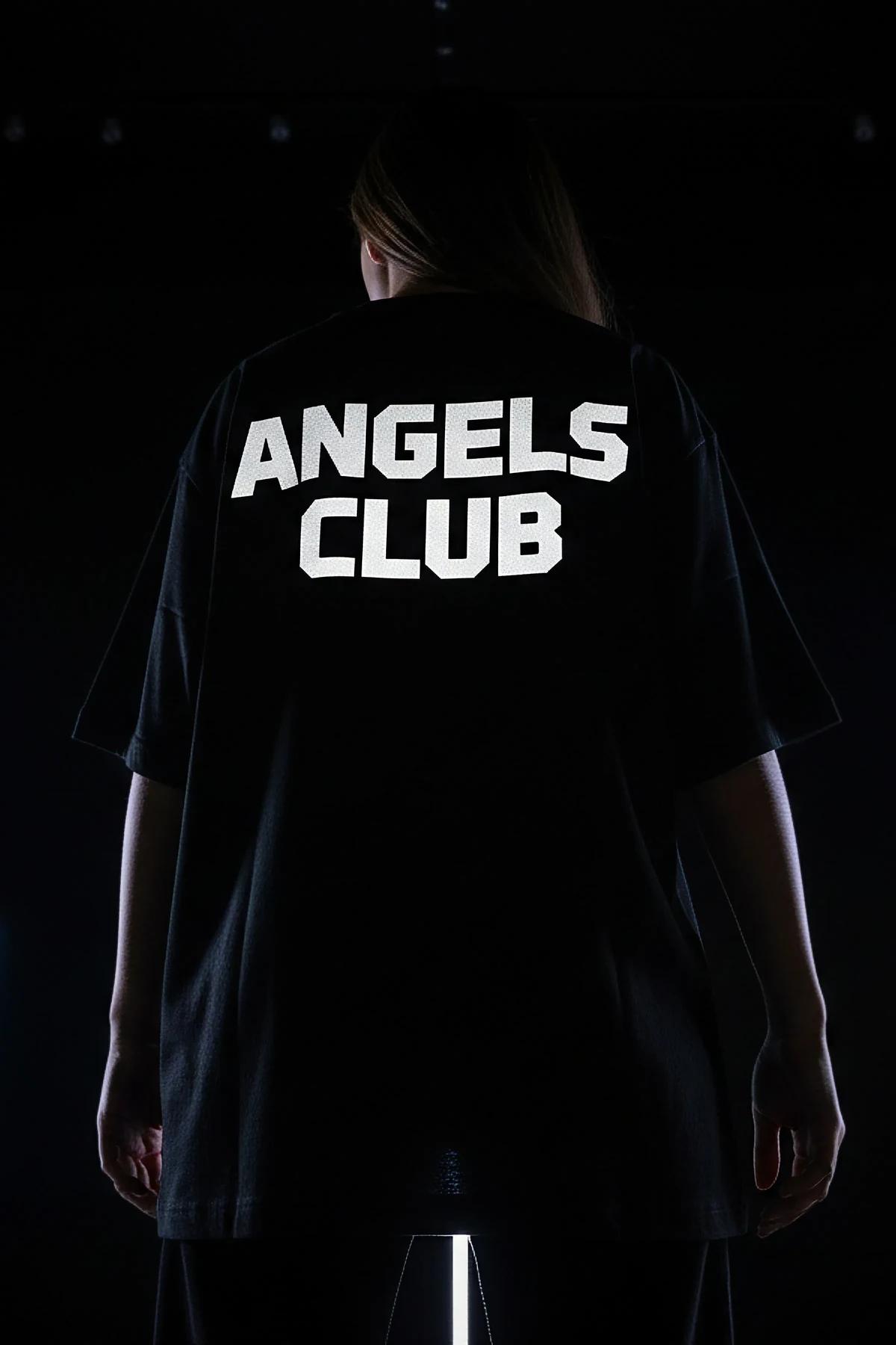ANGELS CLUB reflektörlü ön göğüs baskılı siyah oversize tişört model üzerinde