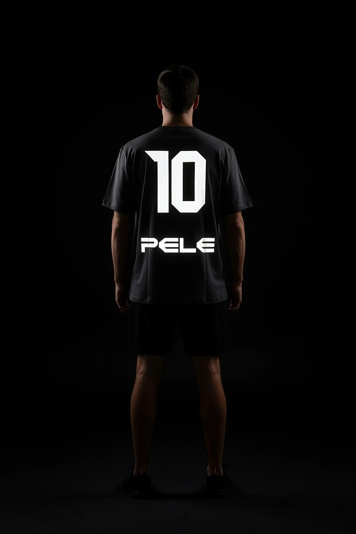 PELE 10 reflektörlü sırt baskılı siyah oversize tişört erkek model arkadan görünüm
