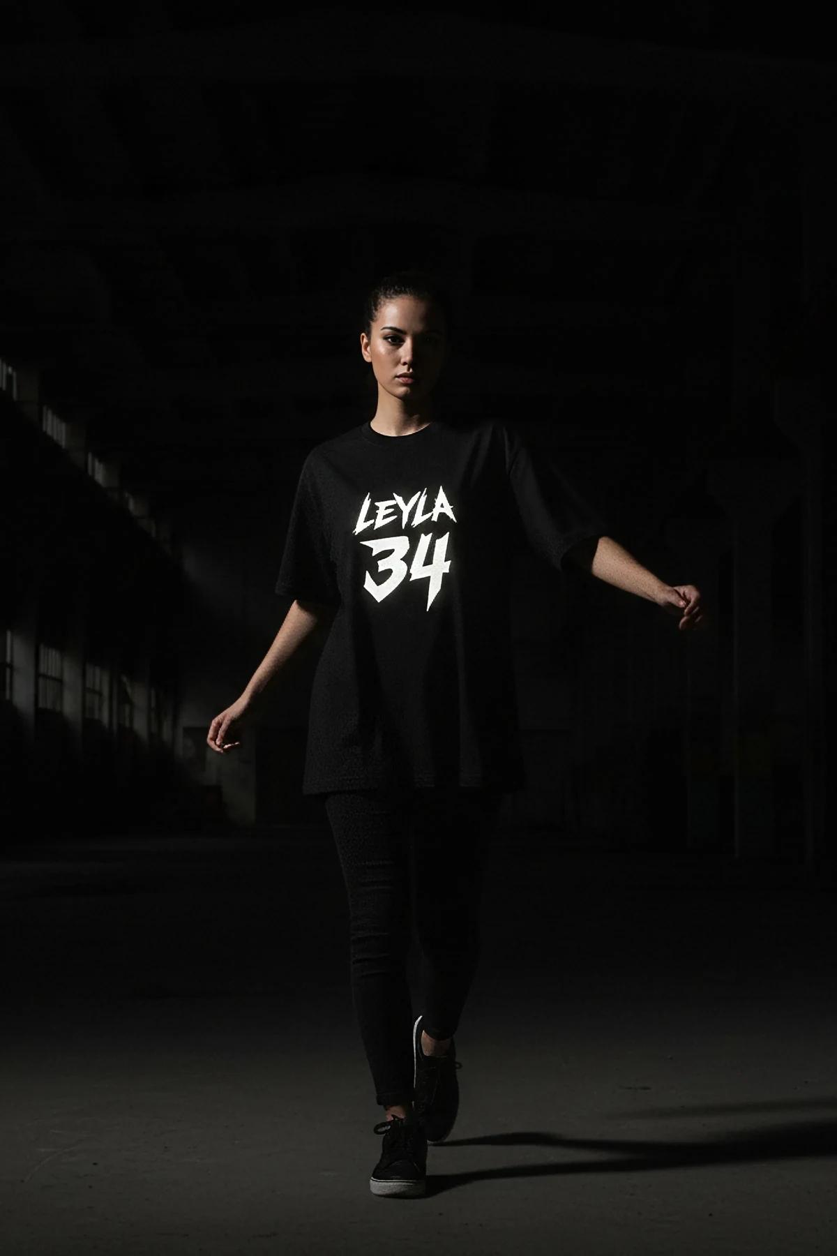 LEYLA 34 reflektörlü ön baskılı siyah oversize tişört model üzerinde