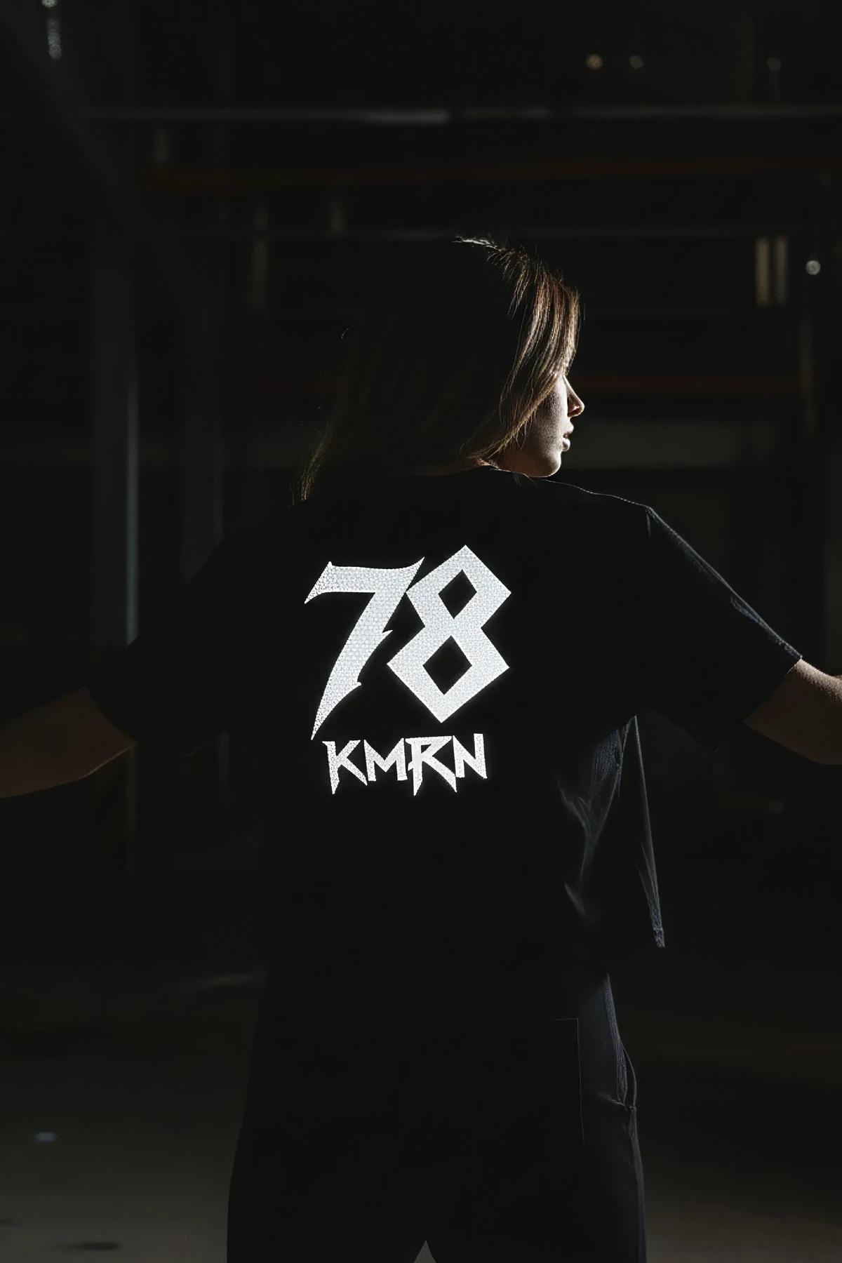 KMRN 78 reflektörlü sırt baskılı siyah oversize tişört karanlıkta parlayan baskı