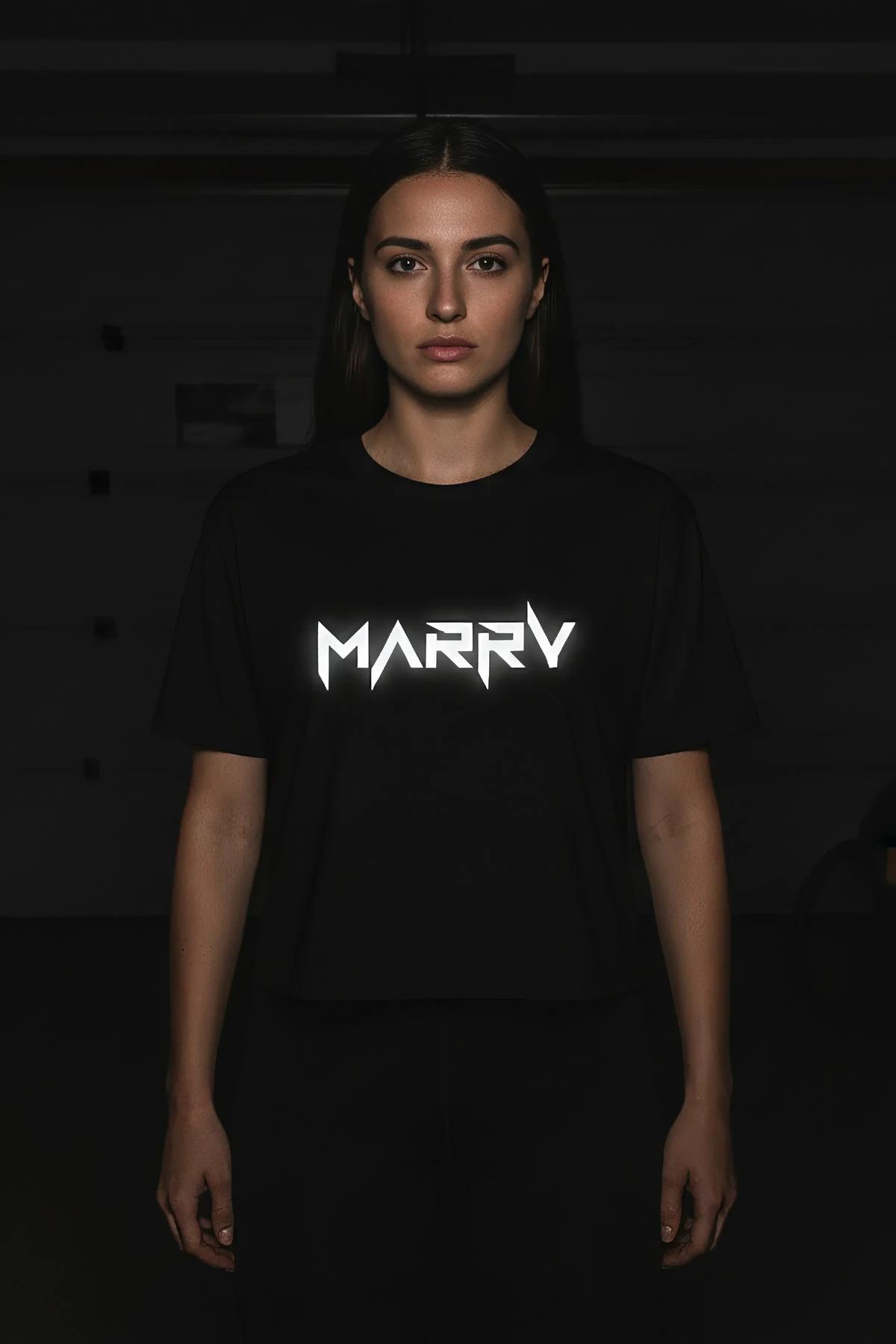 MARRY reflektörlü ön baskılı siyah oversize tişört, ışıkta parlayan keskin tipografi