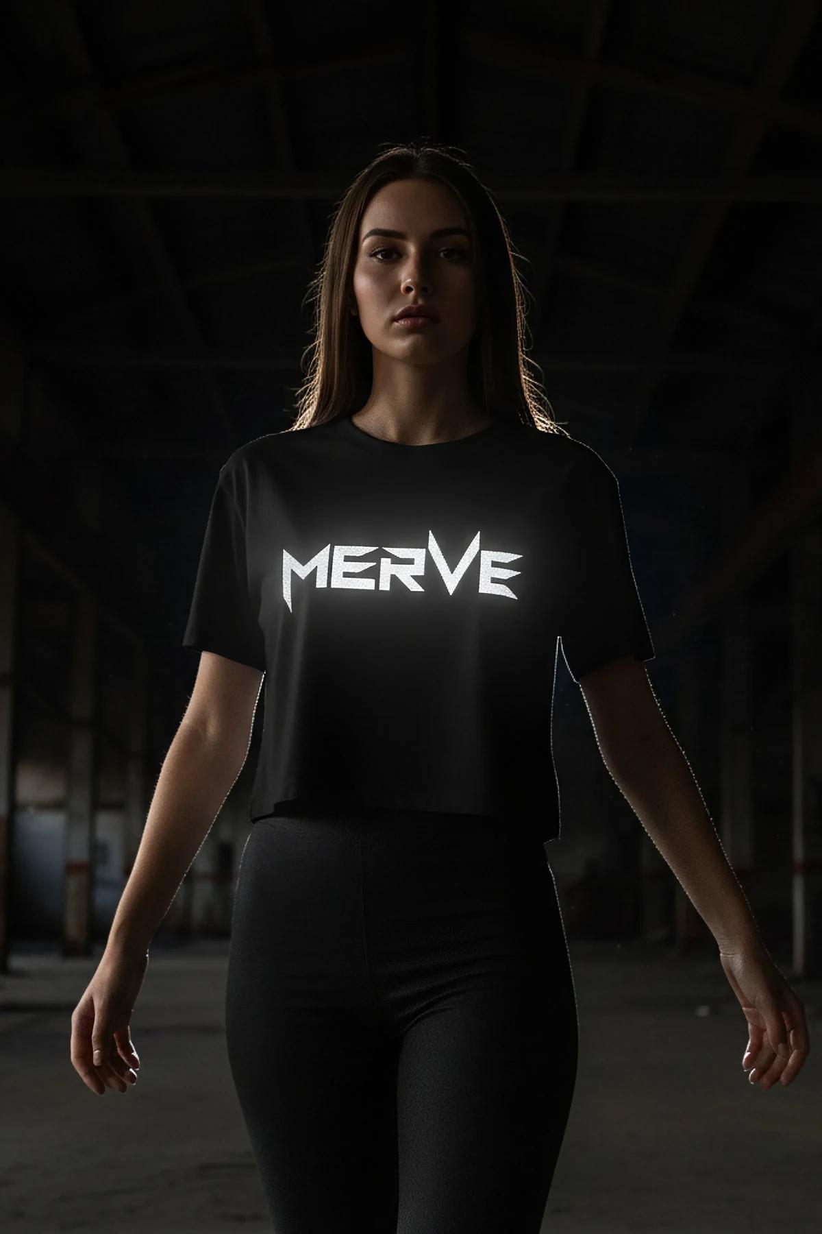 MERVE reflektörlü ön baskılı siyah oversize tişört model üzerinde