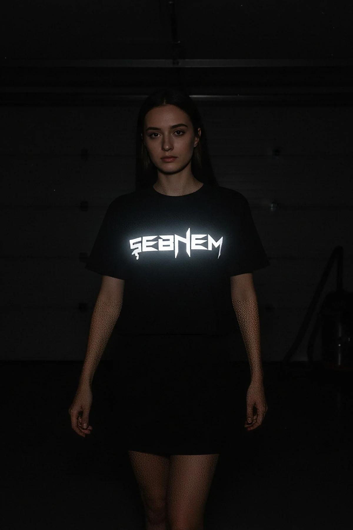 MERVE isim baskılı reflektörlü siyah oversize tişört ön görünüm karanlık ortamda parlayan baskı