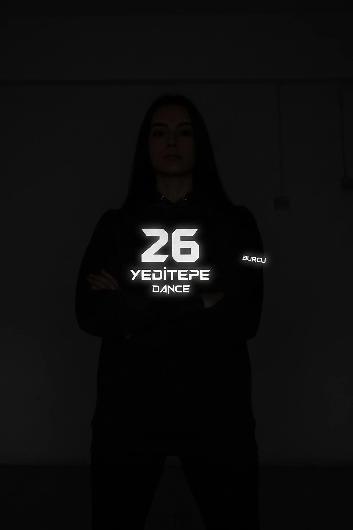YEDİTEPE DANCE 26 reflektörlü sırt baskılı siyah sweatshirt kolda BURCU ismiyle karanlıkta parlayan görünüm