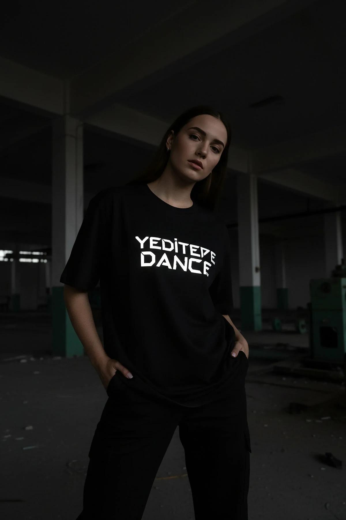 YEDİTEPE DANCE reflektörlü ön baskılı siyah oversize tişört, ışıkta parlayan yazı