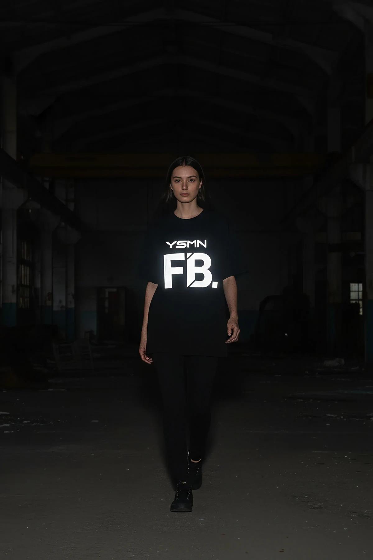 YSMN FB reflektörlü ön baskılı siyah oversize tişört, karanlık ortamda parlayan reflektör yazı