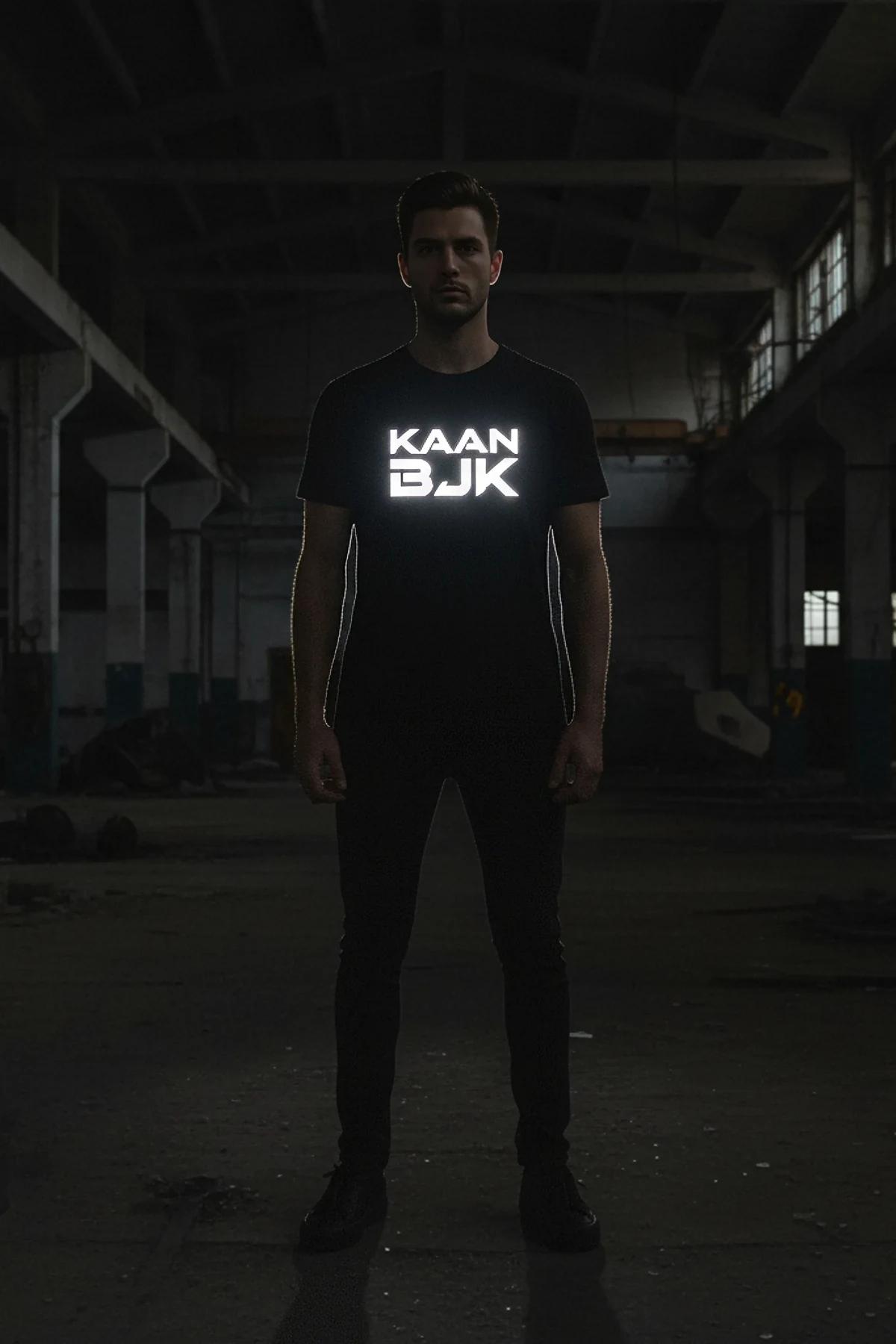 KAAN BJK reflektörlü ön baskılı siyah oversize tişört, ışıkta parlayan reflektör yazı