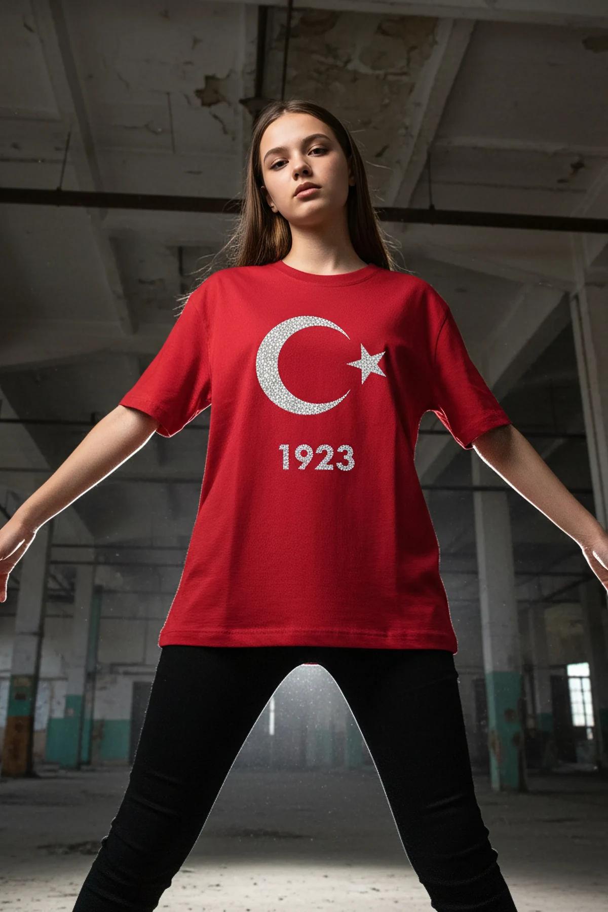 MERVE reflektör ön baskılı siyah oversize tişört, ışık altında parlayan beyaz yazı