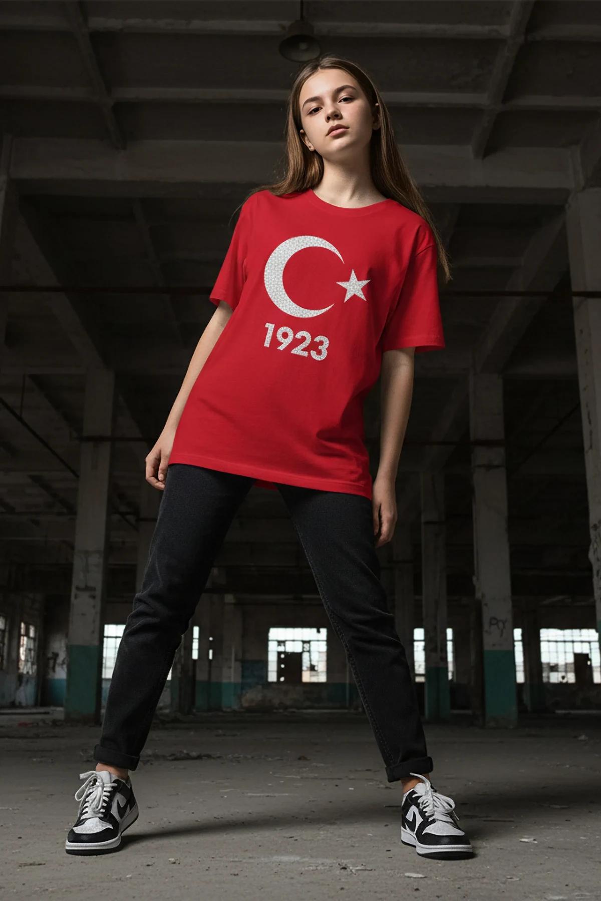 MERVE reflektör ön baskılı siyah oversize tişört, ışık altında parlayan beyaz yazı