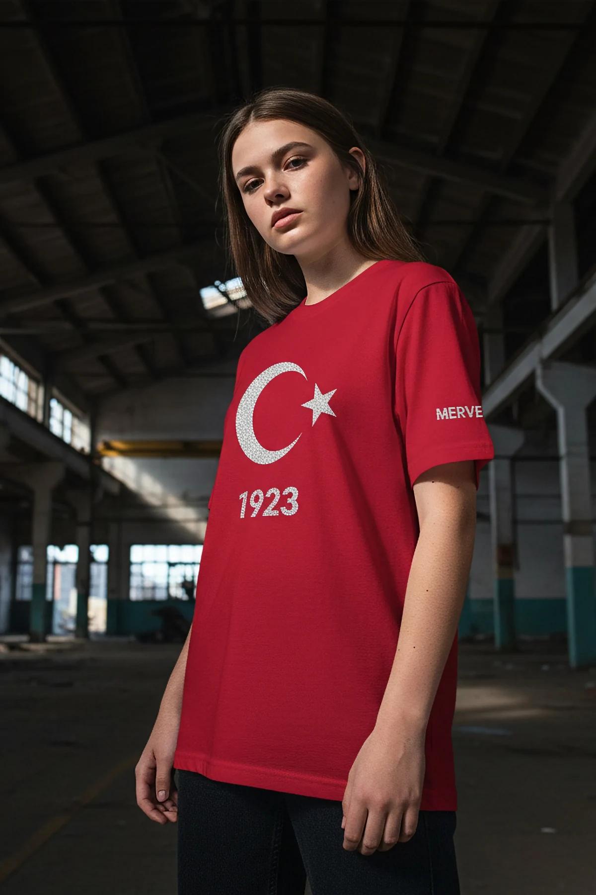 MERVE reflektör ön baskılı siyah oversize tişört, ışık altında parlayan beyaz yazı