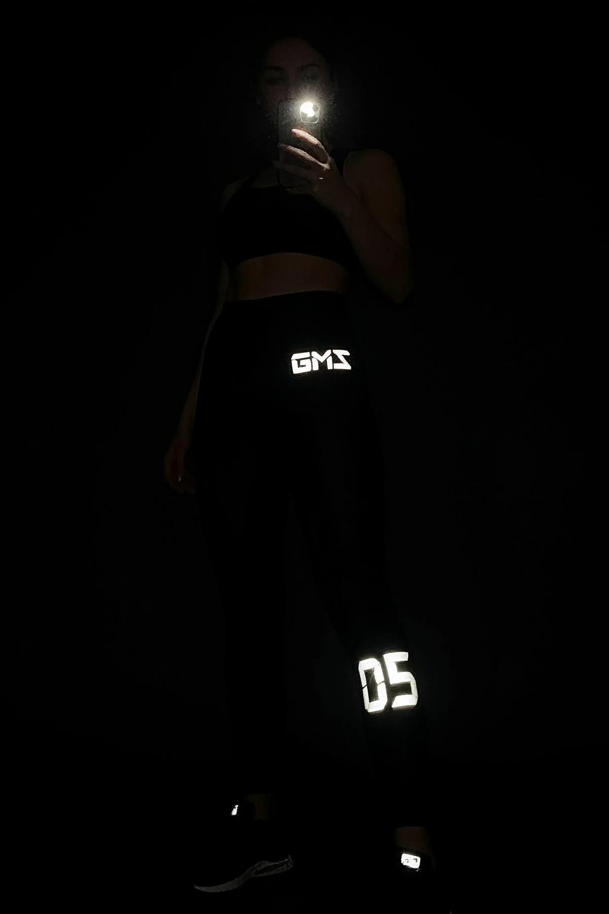 GMZ 05 reflektörlü spor tayt siyah uyluğunda GMZ baldırında 05 numara baskılı