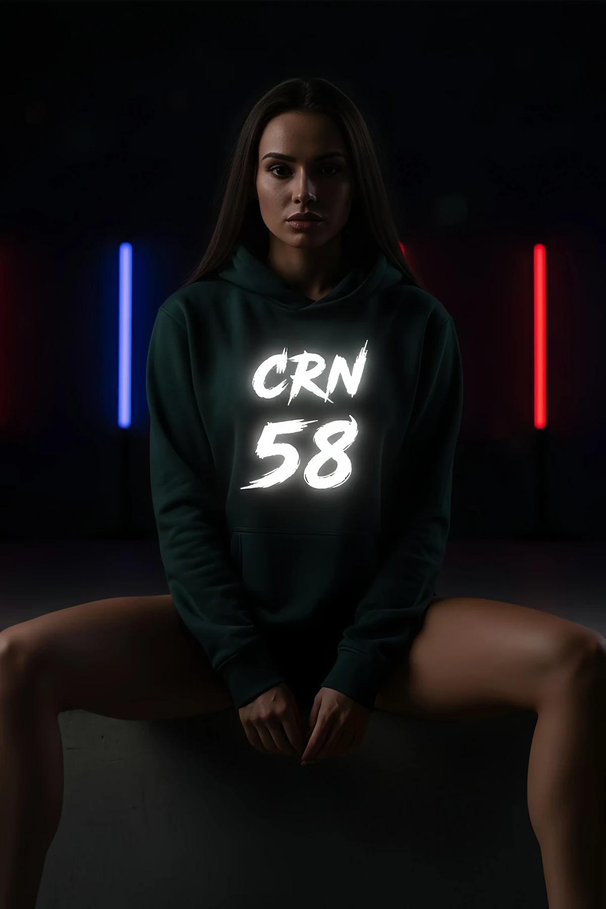 CRN 58 reflektörlü ön baskılı koyu yeşil kapüşonlu sweatshirt karanlık ortamda parlıyor