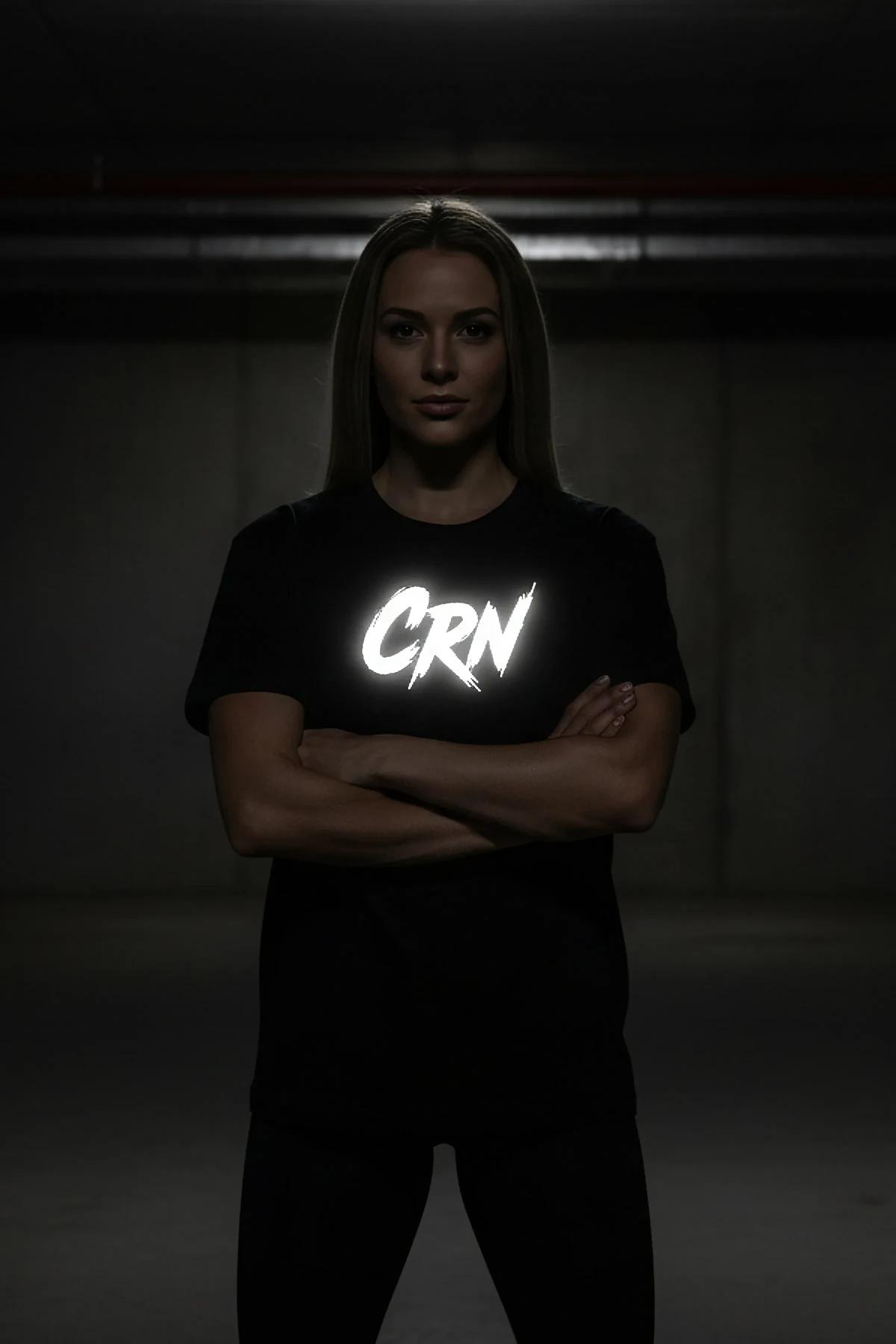 CRN 58 reflektörlü ön baskılı koyu yeşil kapüşonlu sweatshirt karanlık ortamda parlıyor