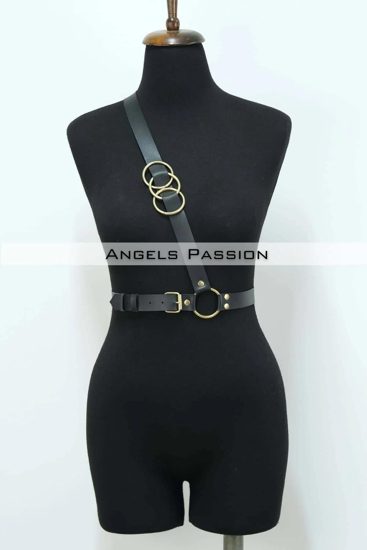 Adjustable Body Harness with Triple O-Ring Detail