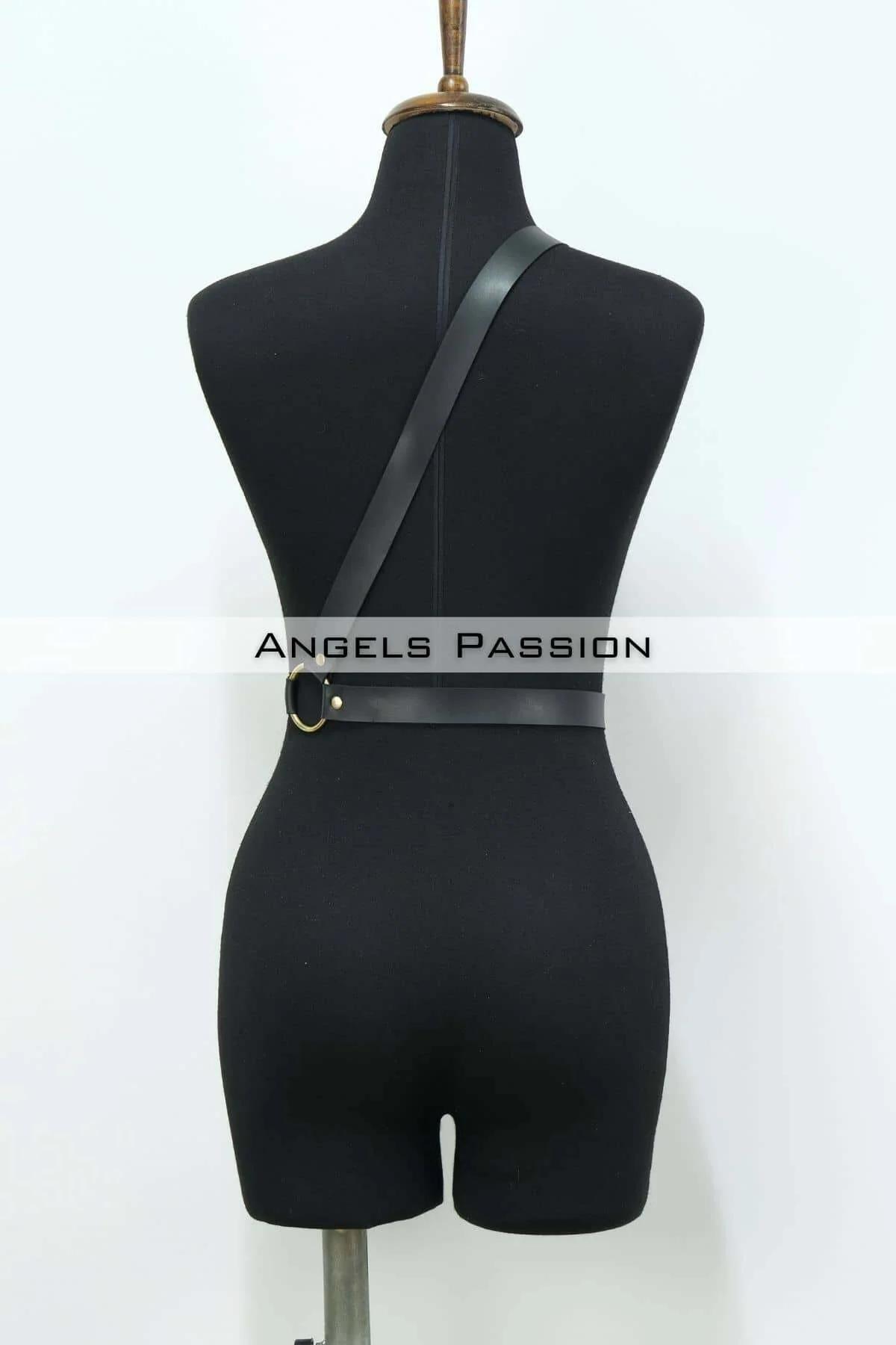 Adjustable Body Harness with Triple O-Ring Detail