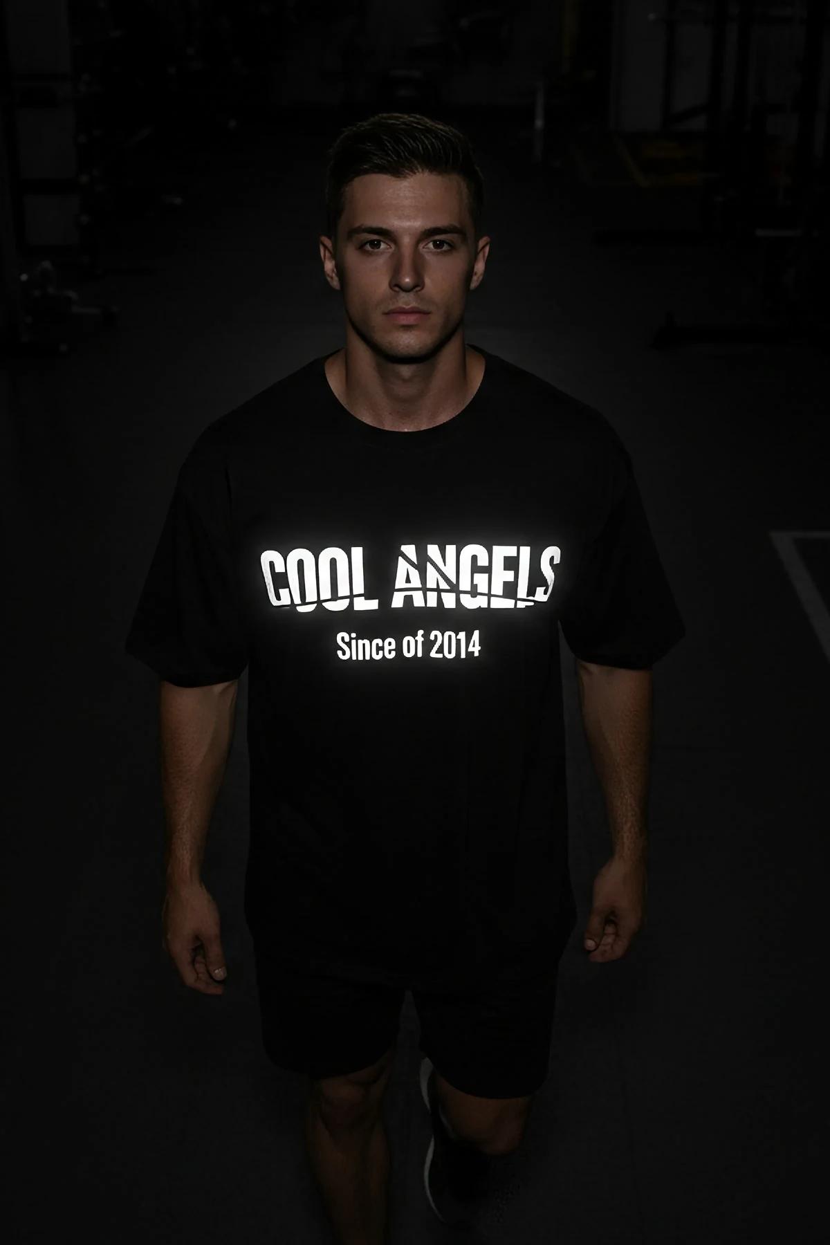 COOL ANGELS Since of 2014 reflektörlü ön baskılı siyah oversize tişört, karanlıkta ışıkla parlayan baskı