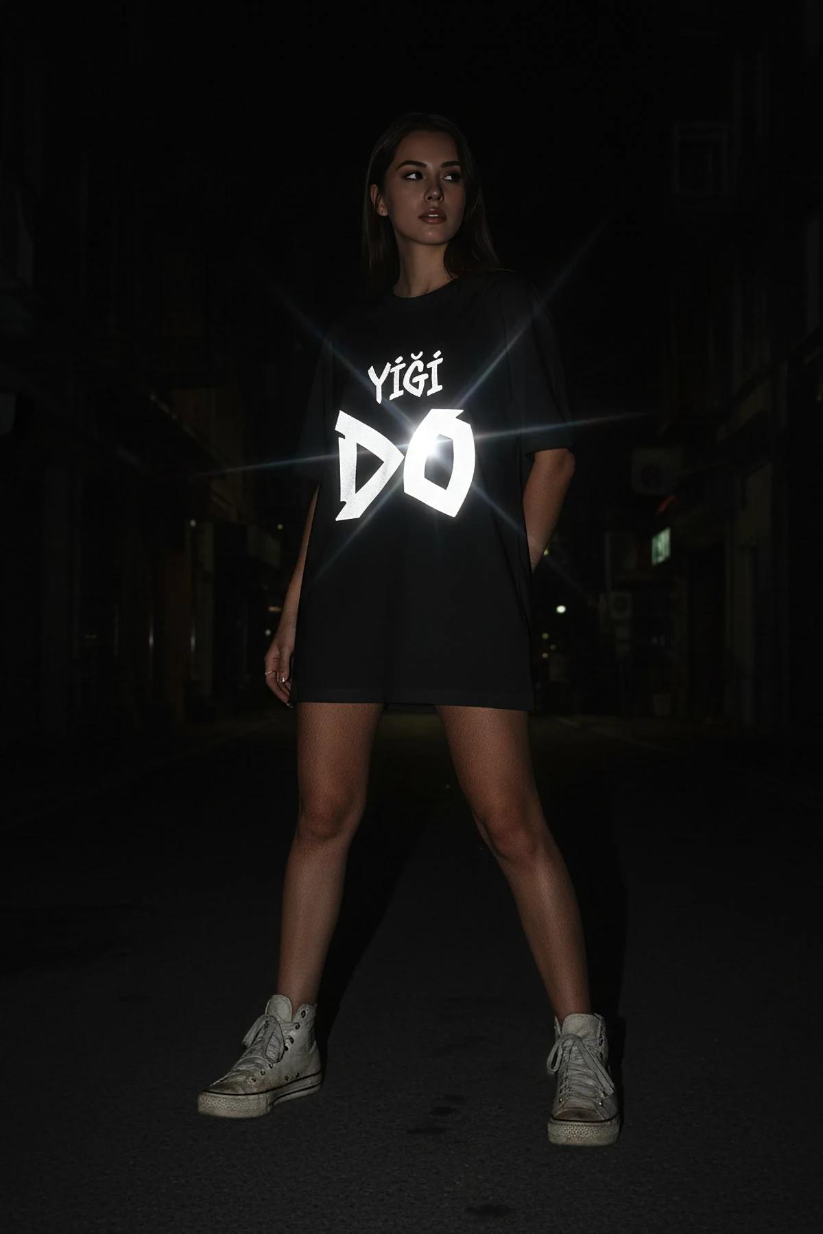 YİĞİ DO reflektörlü ön baskılı siyah oversize tişört, iç mekanda model üzerinde