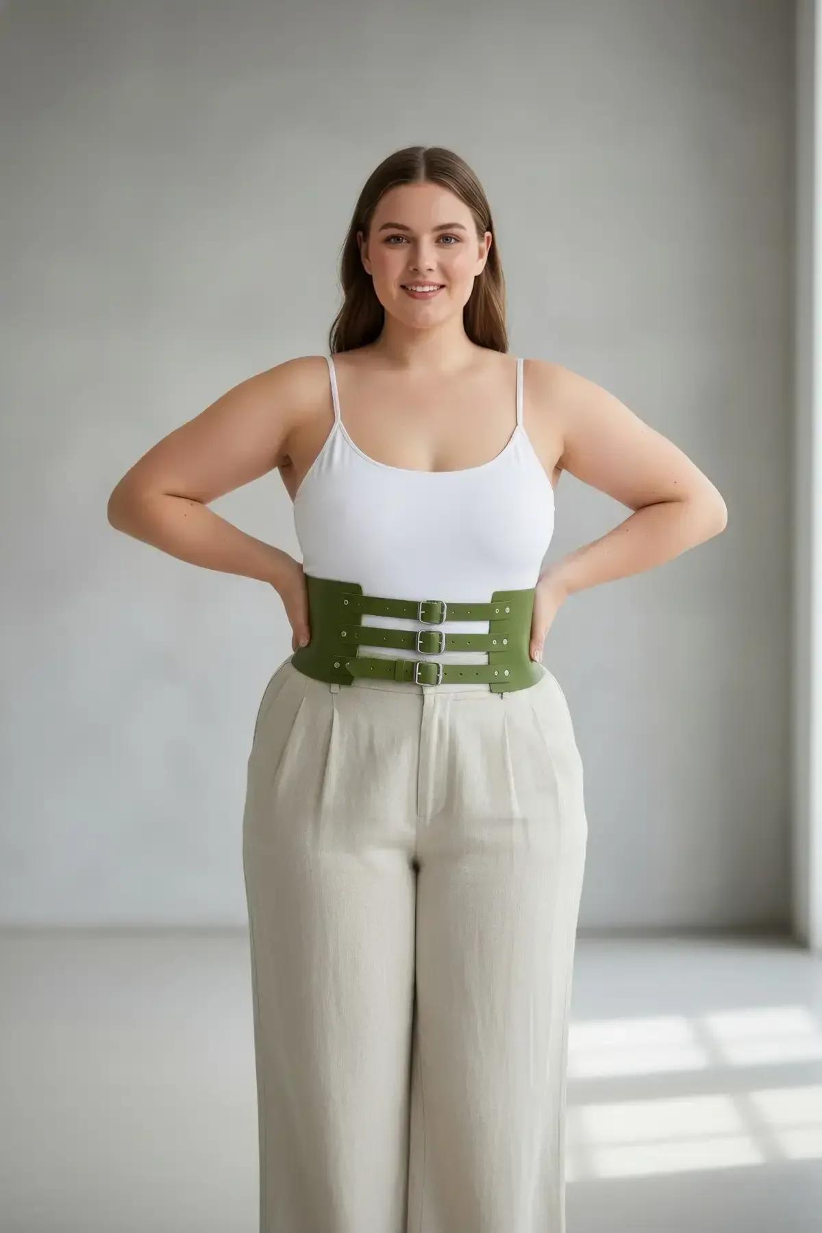 ខ្សែក្រវ៉ាត់ corset ស្បែក សិប្បនិម្មិត ពណ៌ បៃតង អូលីវ ជាមួយ ក្បាល ដែក ពណ៌ ប្រាក់ បី ជួរ លម្អ លើ អាវយឺត ស