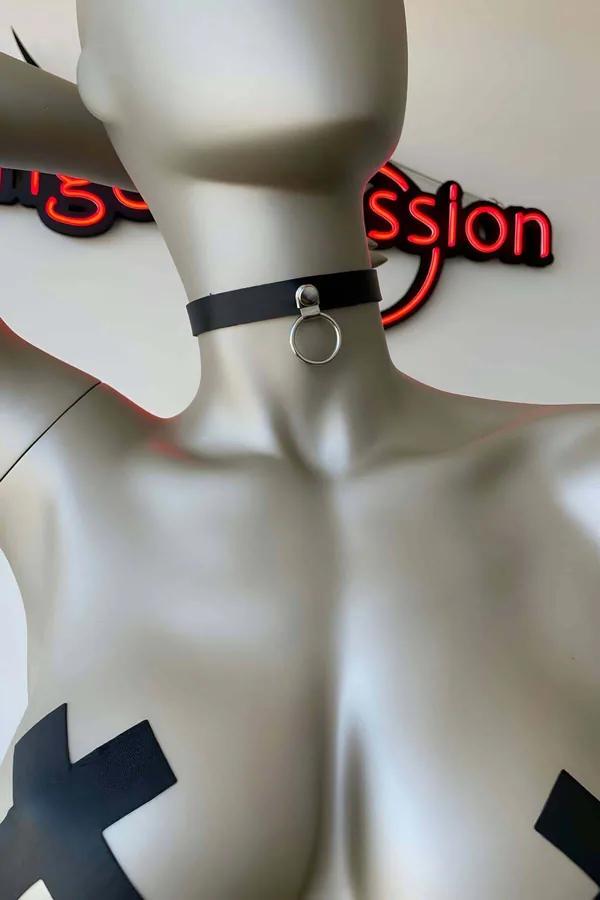 Black faux leather choker with polished silver O-ring on mannequin neck, smooth 2 cm wide band