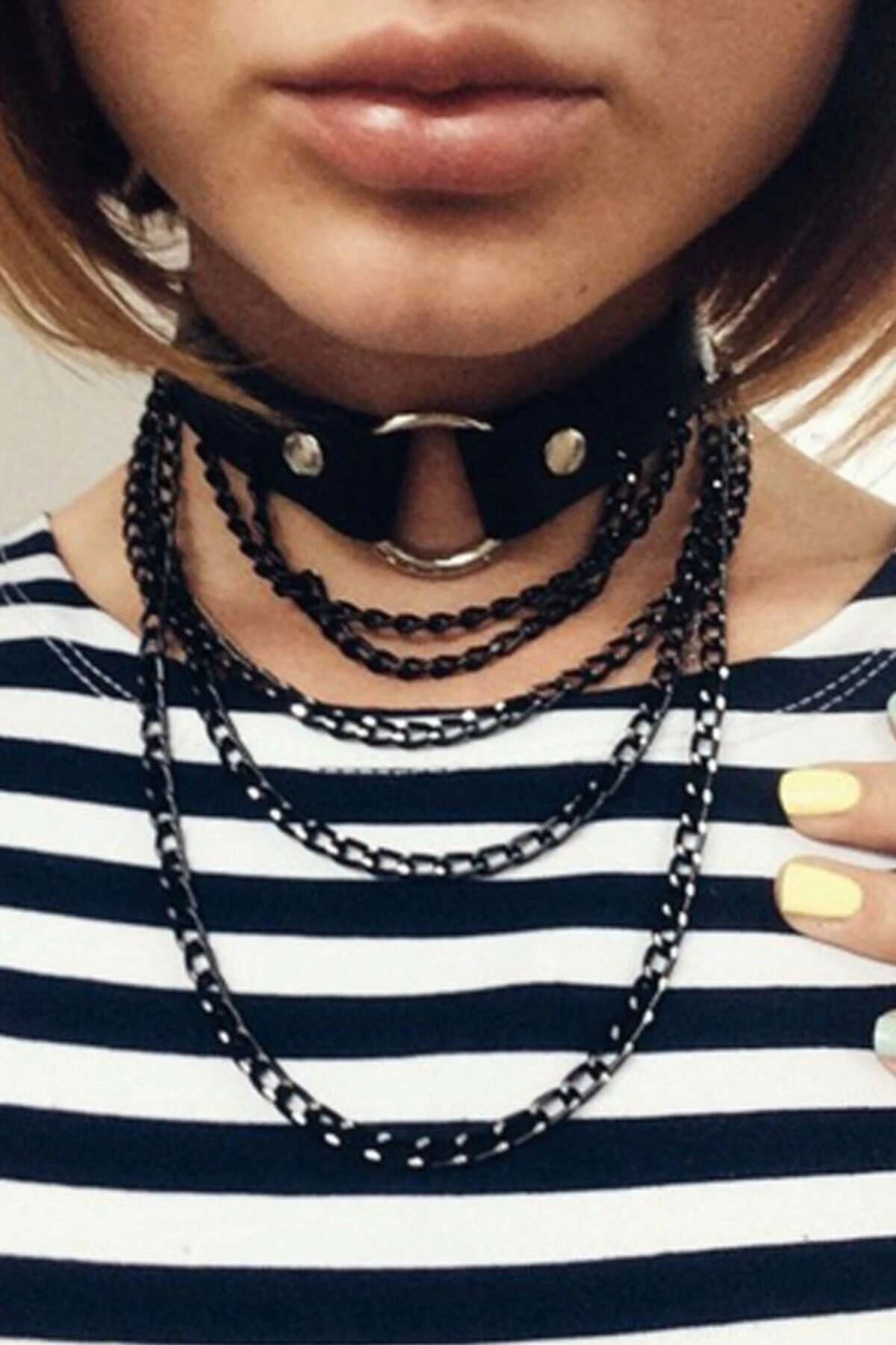 Leather Choker with Black Chain Detail - APFT664