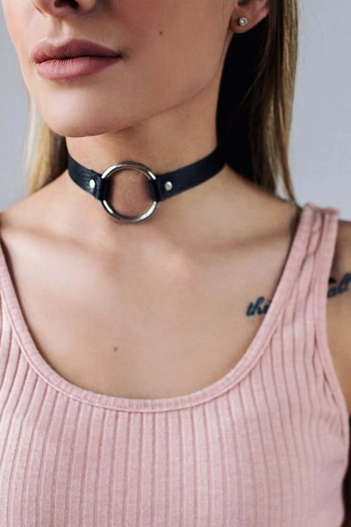 Adjustable Leather Elegant Choker with Ring Detail - APFT686
