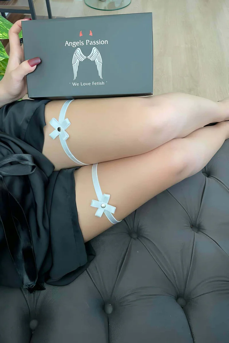 Light blue garter set with bow and pearl embellishment