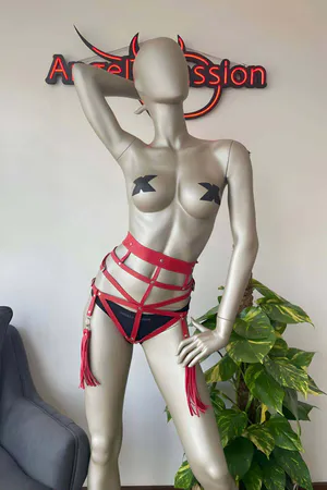 Kırmızı Püsküllü Suni Deri Harness Kadın Ayarlanabilir Bel ve Bacak Detayları