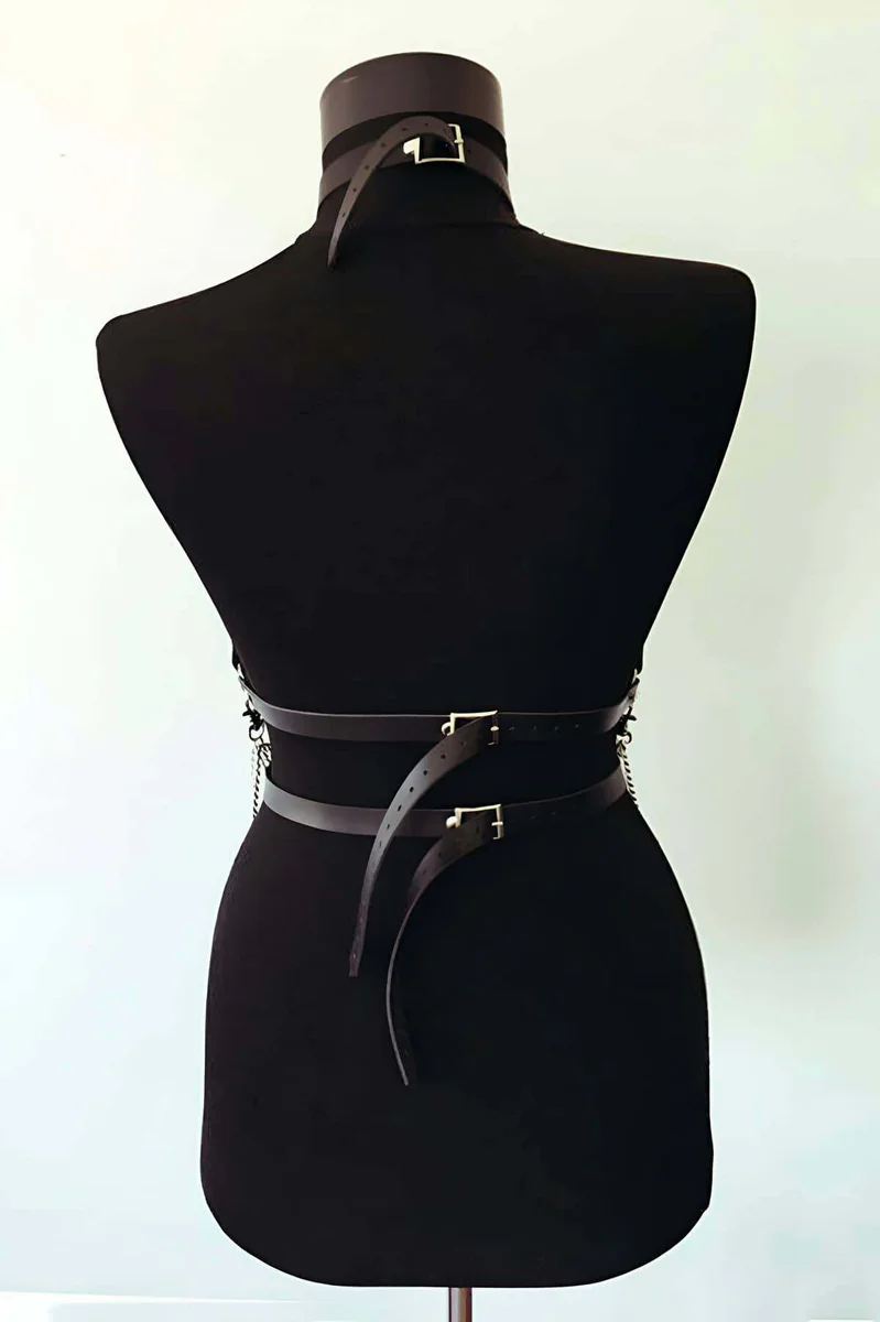 Strappy chest harness black O-ring detail back view