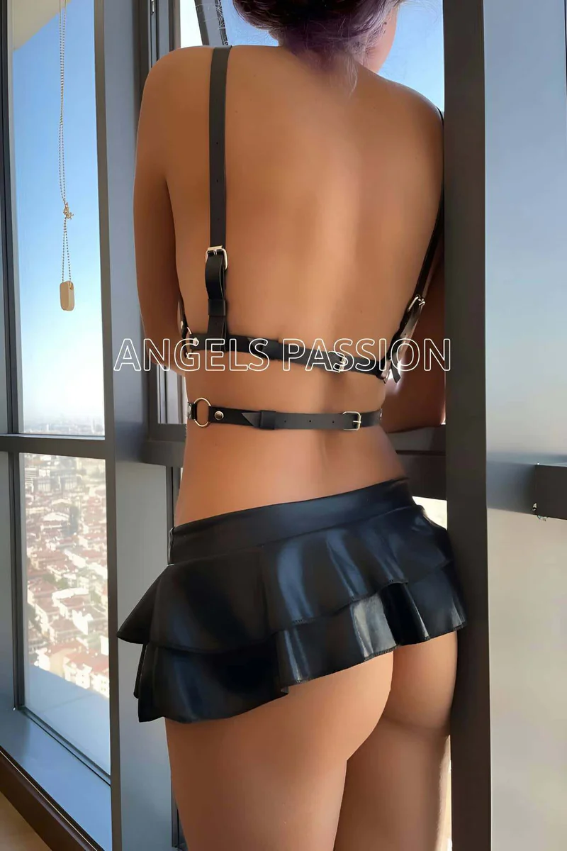 Strappy body harness black O-ring detail back view