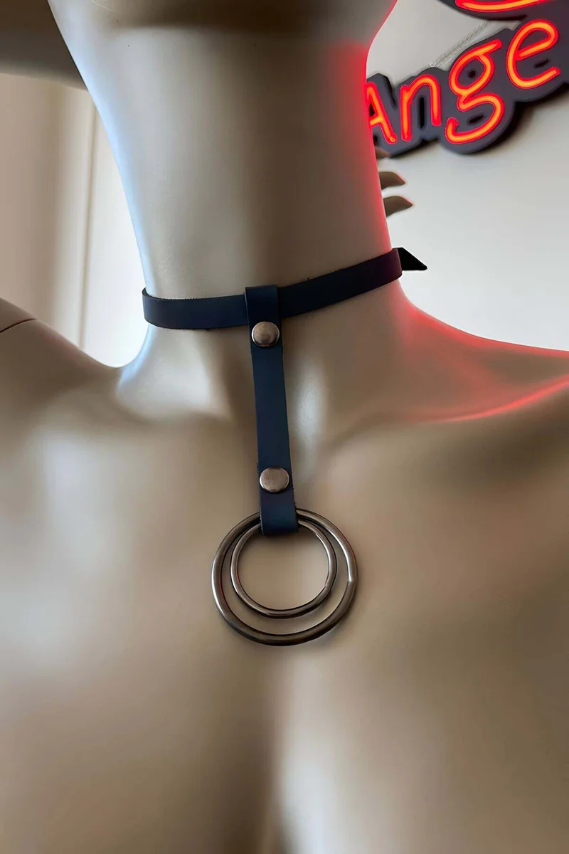 Siyah reflektif choker detaylı çekim metal halka bağlantı