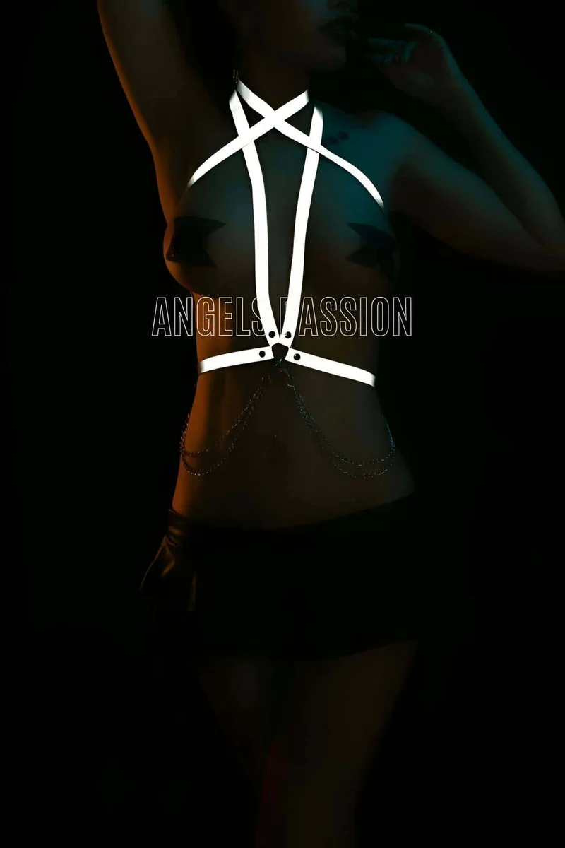 Model wearing reflective harness from side profile