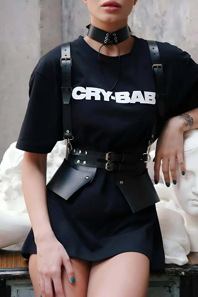 Siyah Suni Deri Beden Kemer ve Choker Seti Yan Görünüm, Metalik Fermuar Detayı