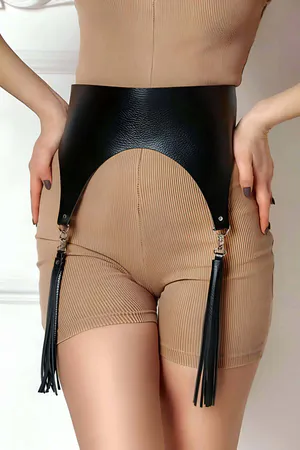 Siyah suni deri püsküllü vücut zincir kemeri, ayarlanabilir toka ve metal zincir detaylı