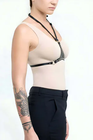 Siyah vegan deri vücut harness, perçin detaylı ve ayarlanabilir askılı