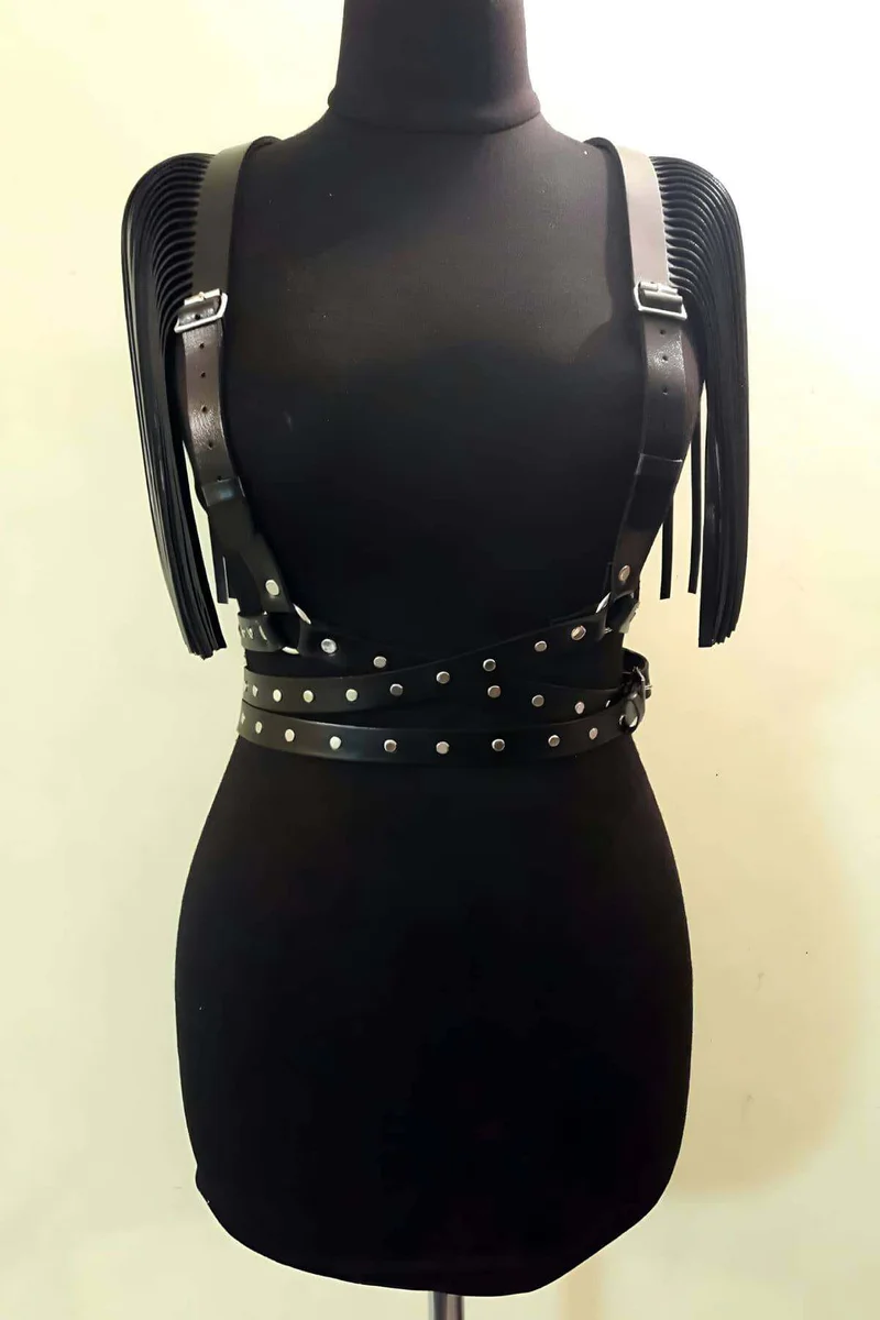 Siyah püsküllü deri göğüs harness, omuzdan bele uzanan kayışlar ve perçinli bel bandı
