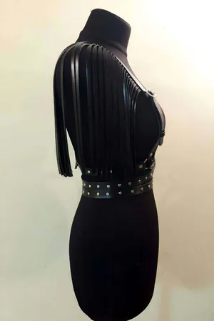 Siyah püsküllü deri göğüs harness, omuzdan bele uzanan kayışlar ve perçinli bel bandı