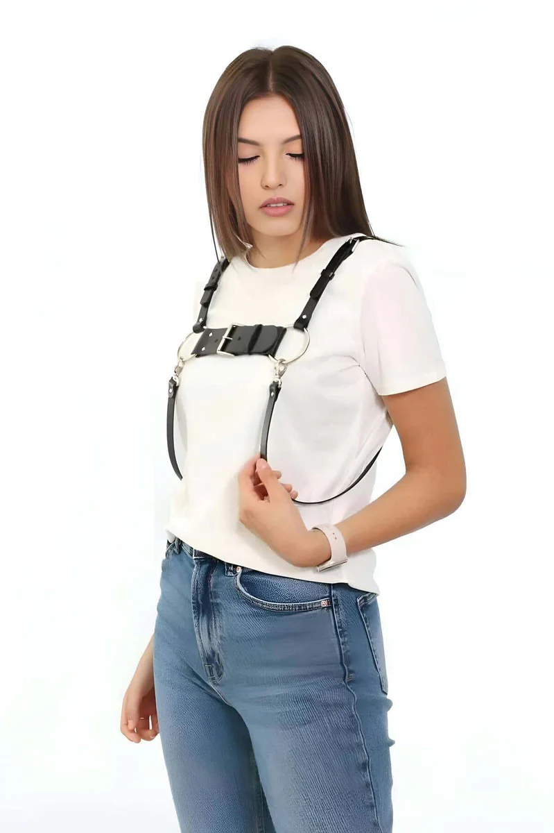 Kadın model üzerinde siyah deri göğüs tasması ön görünüm
