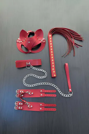 Kırmızı Suni Deri Kedi Maske Kırbaç Kelepçe Tasma Fantezi Set