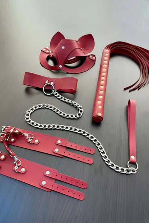 Kırmızı Suni Deri Kedi Maske Kırbaç Kelepçe Tasma Fantezi Set