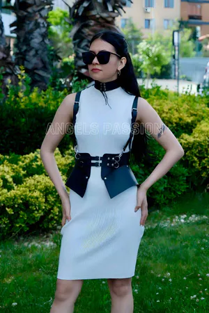 Siyah suni deri vücut harness ve choker takımı, ayarlanabilir kemer ve boyunluk detayı.