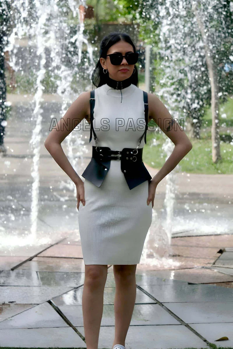 Vücut harness kemeri yan görünüm, metal halkalar.