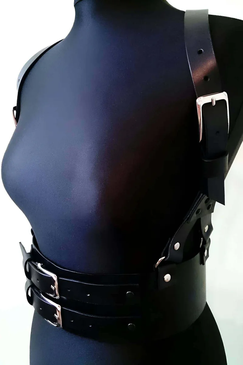 Siyah suni deri harness kemer çift tokalı bel detayı ve gümüş metal aksesuarlar