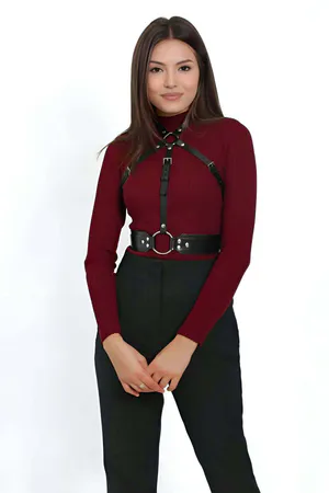 Siyah suni deri tam vücut koşum kadın, ayarlanabilir omuz ve bel kayışları, metal halka detayı.