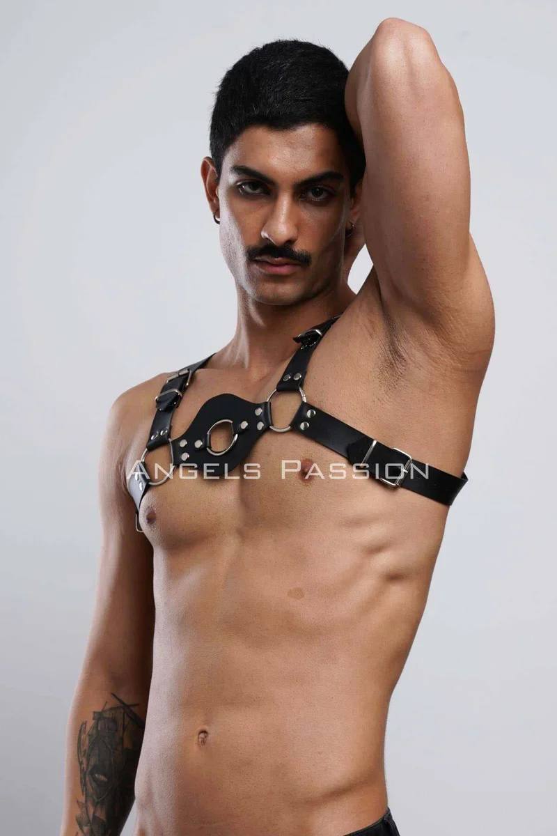 O-ring chest harness black adjustable straps metal hardware detail