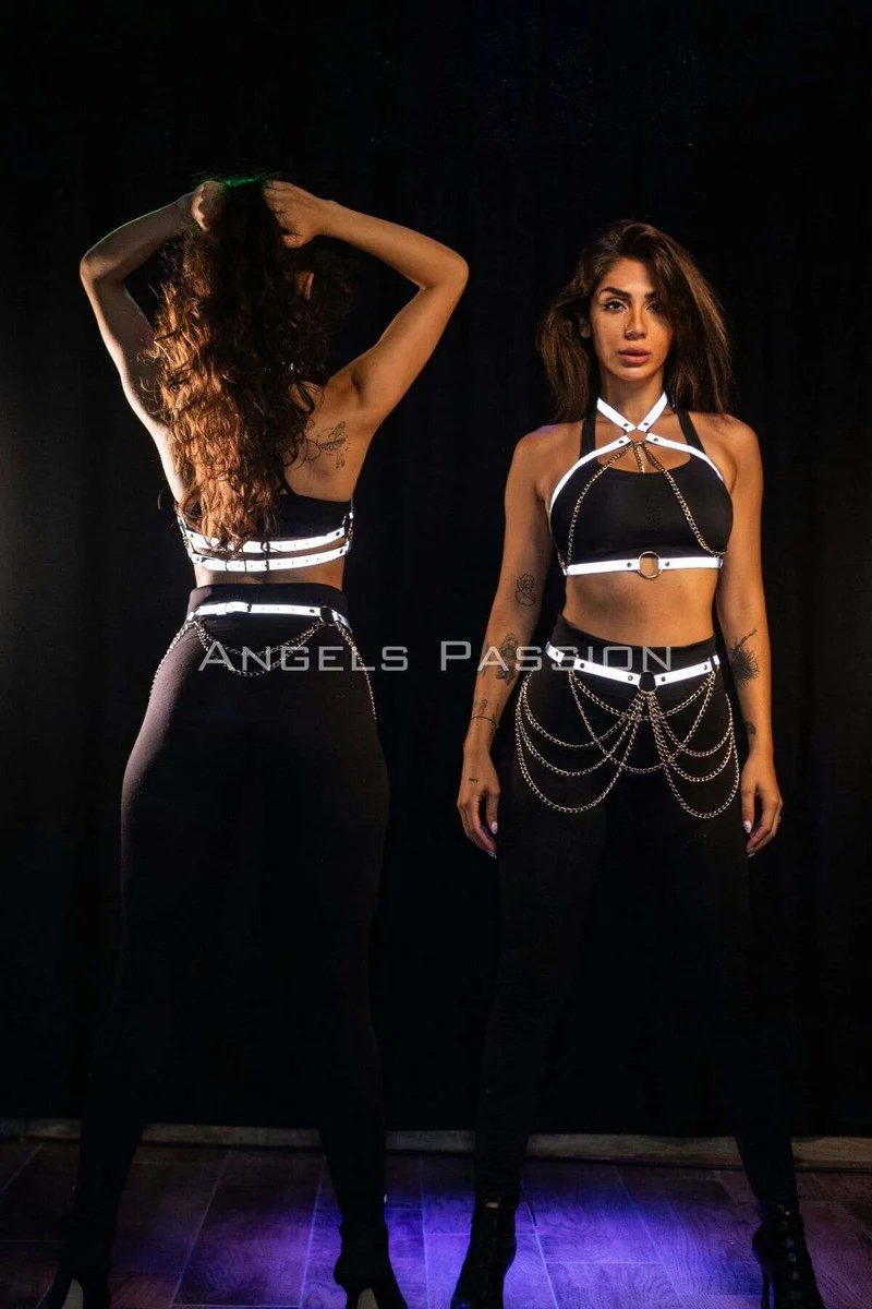 Halogen-white reflective halter harness with layered chain detail and O-ring.