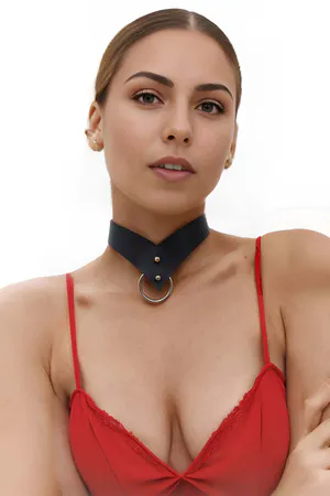Black faux leather O-ring choker with V-strap on woman