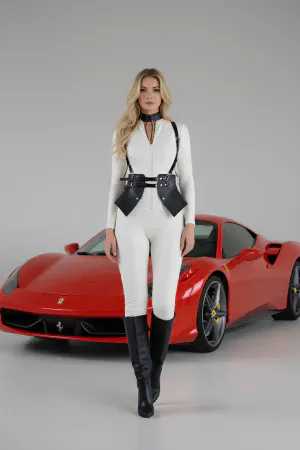 Siyah suni deri vücut harness ve choker kolye seti, ayarlanabilir askılar ve o-ring detayları.